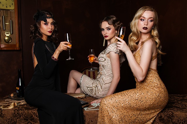 tri ženy so šampanským.jpg