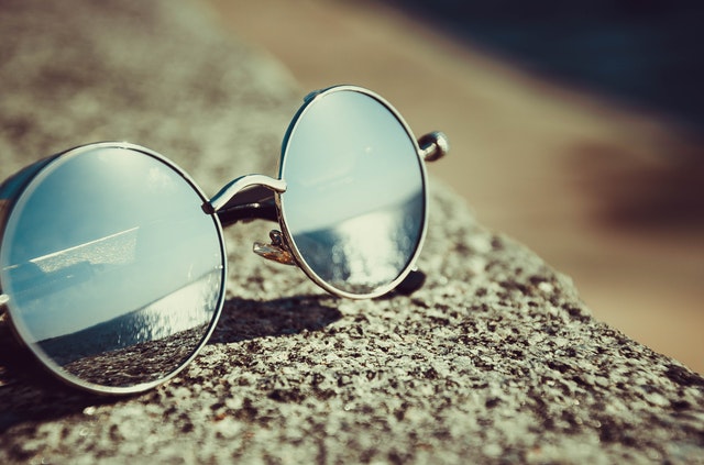Slnečné okuliare položené na betónovom múriku.jpg